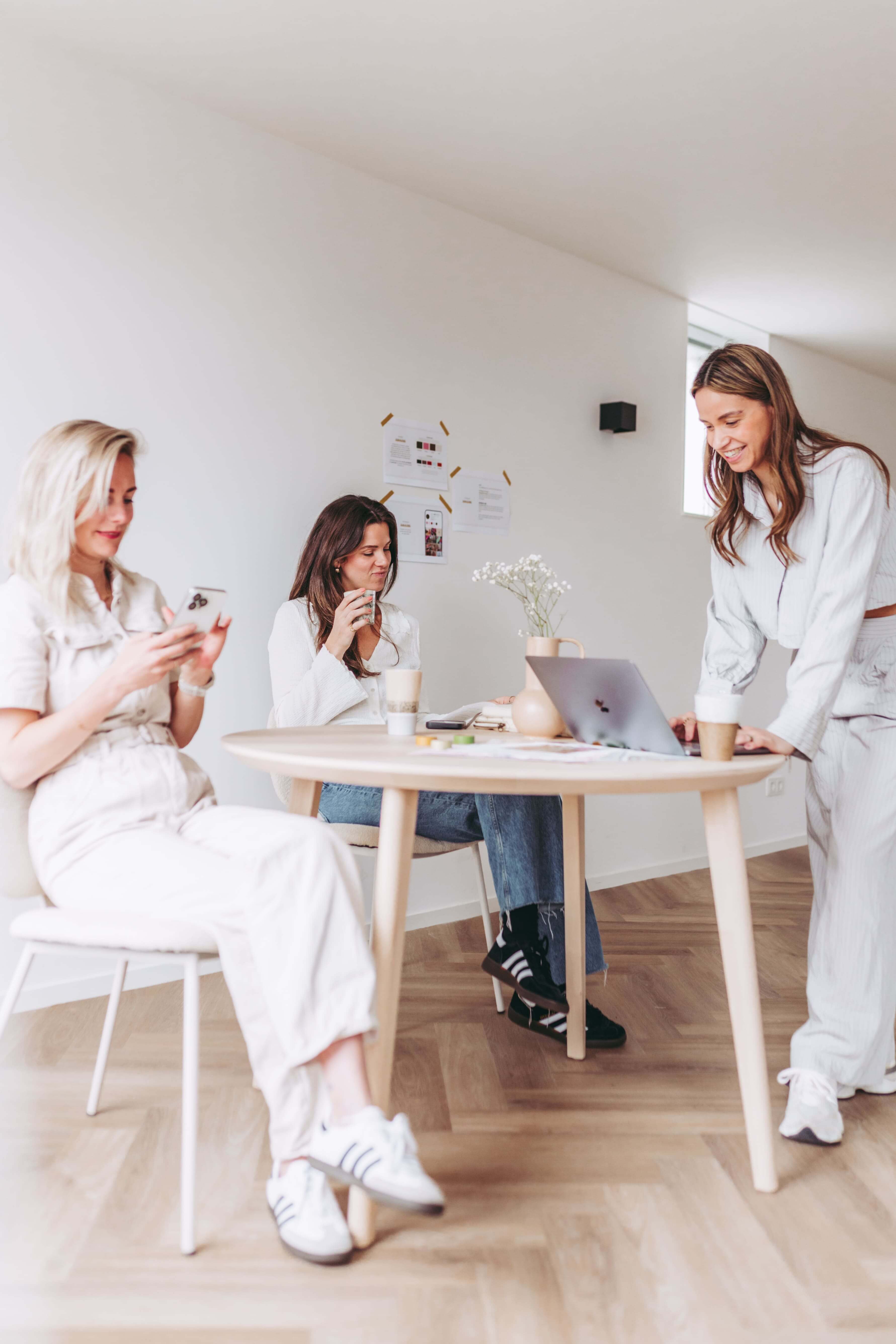 regeltante vergadering tafel