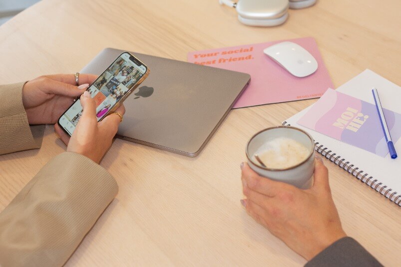 regeltante telefoon laptop